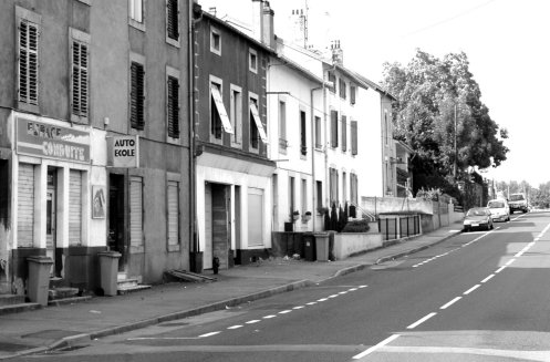 Avenue du Général de Gaulle (anciennement route de Marbache) en 2009 (photographie noir et blanc : Jean-Luc Gouret)